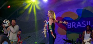 Nina Miranda and Peu Meurray in Trafalgar Square, London, August 08 2015, for Brasil Day, by Ronise Nepomuceno